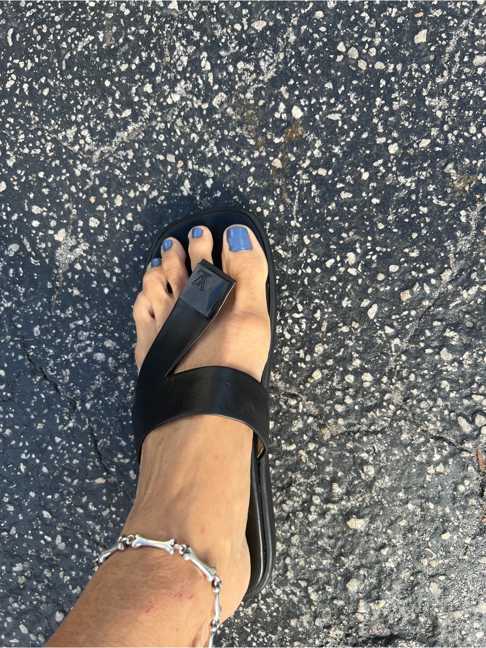 Louis Vuitton Black Leather Cross-Strap Women’s Sandals - Picture 5 of 5